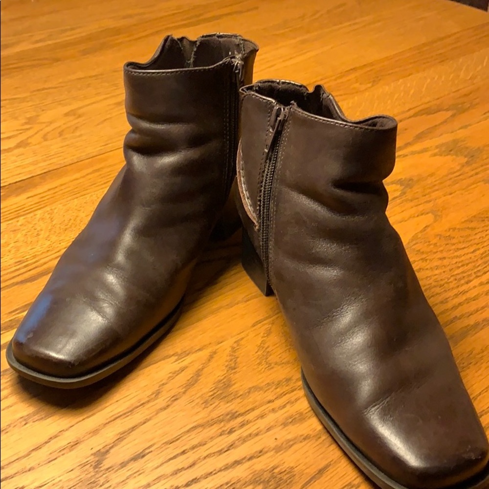 White Mountain ankle boots